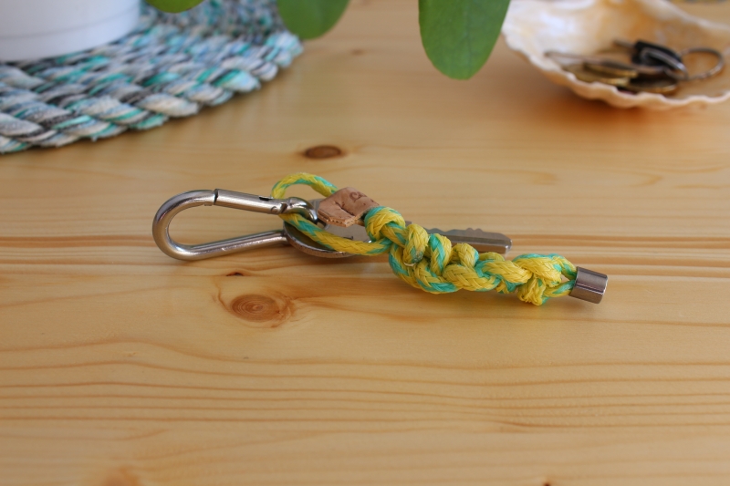 Schlüsselanhänger mit Karabiner - gelb-türkis